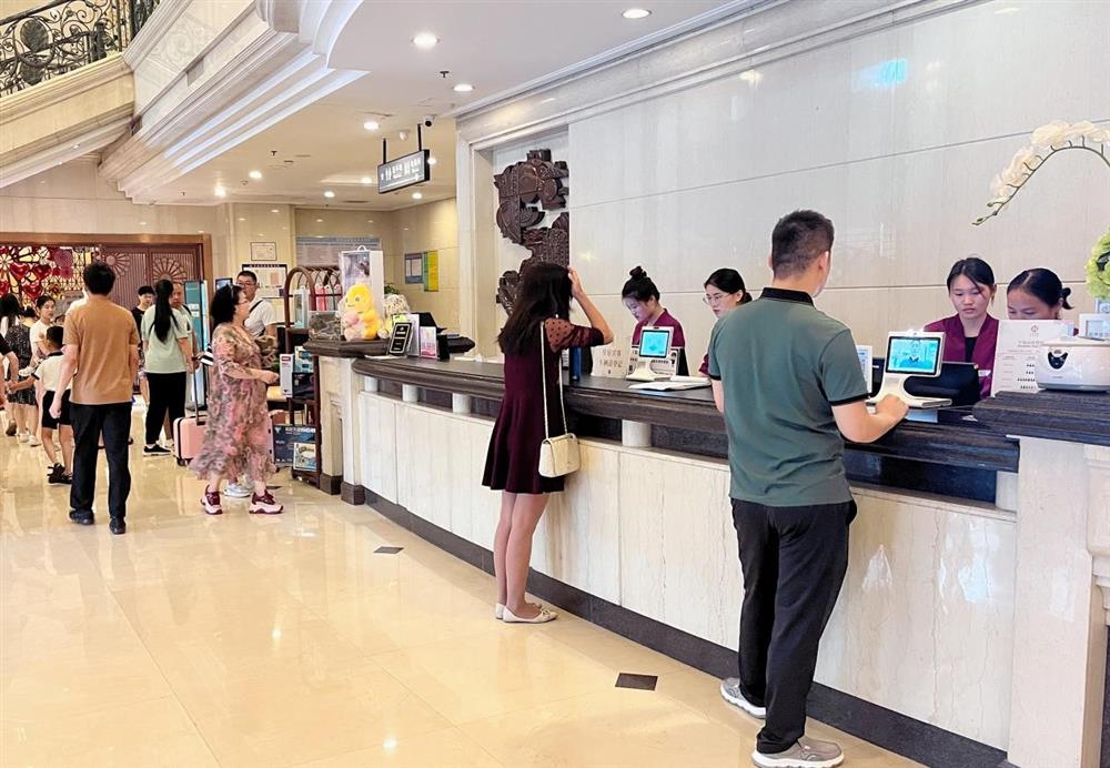 15vip太阳成集团古天乐旗下吉华大厦迎来客流高峰